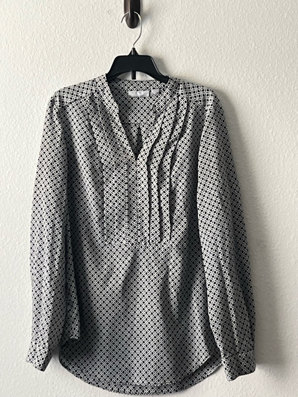 New York & Company Black and White Geometric Pintuck Tunic, Size 10